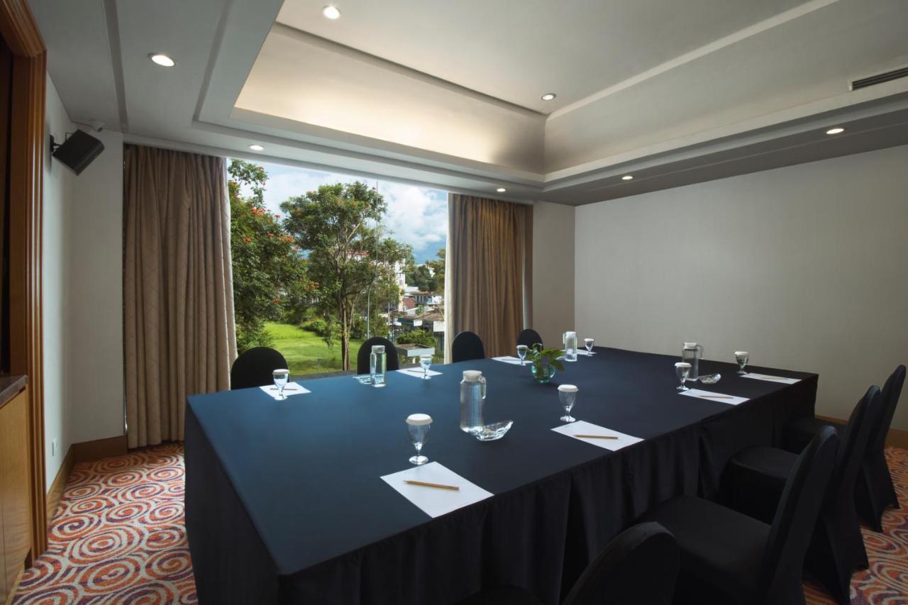 Aston Manado Hotel Экстерьер фото