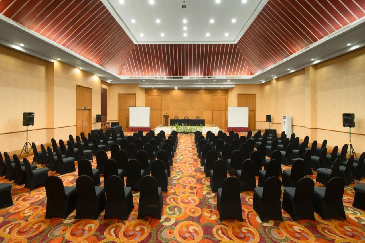 Aston Manado Hotel Экстерьер фото